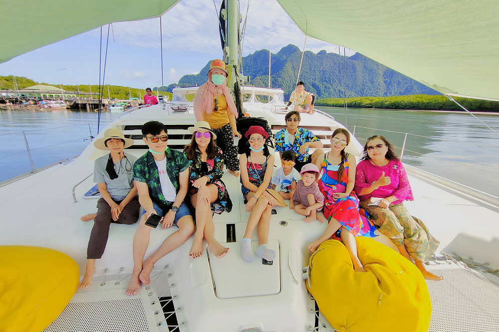 เช่าเหมาลำเรือยอร์ช เรือใบคาตามาราน กระบี่