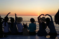 ล่องเรือ Discover Catamaran ทัวร์เกาะราชา เกาะไม้ท่อน