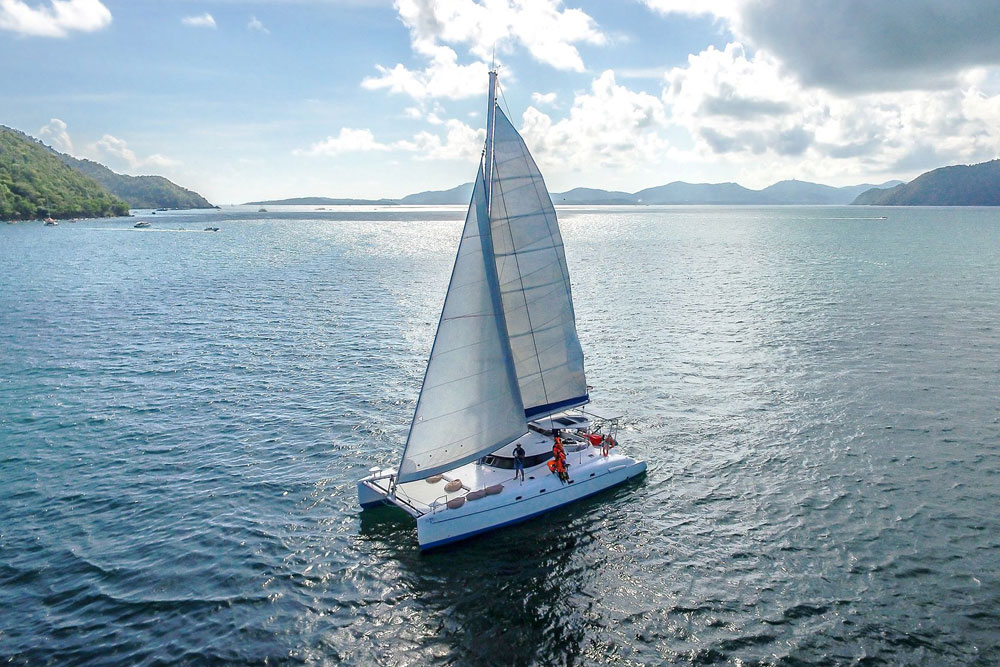 ทัวร์ล่องเรือใบเกาะไม้ท่อนและอ่าวยนกับ Discover Catamaran
