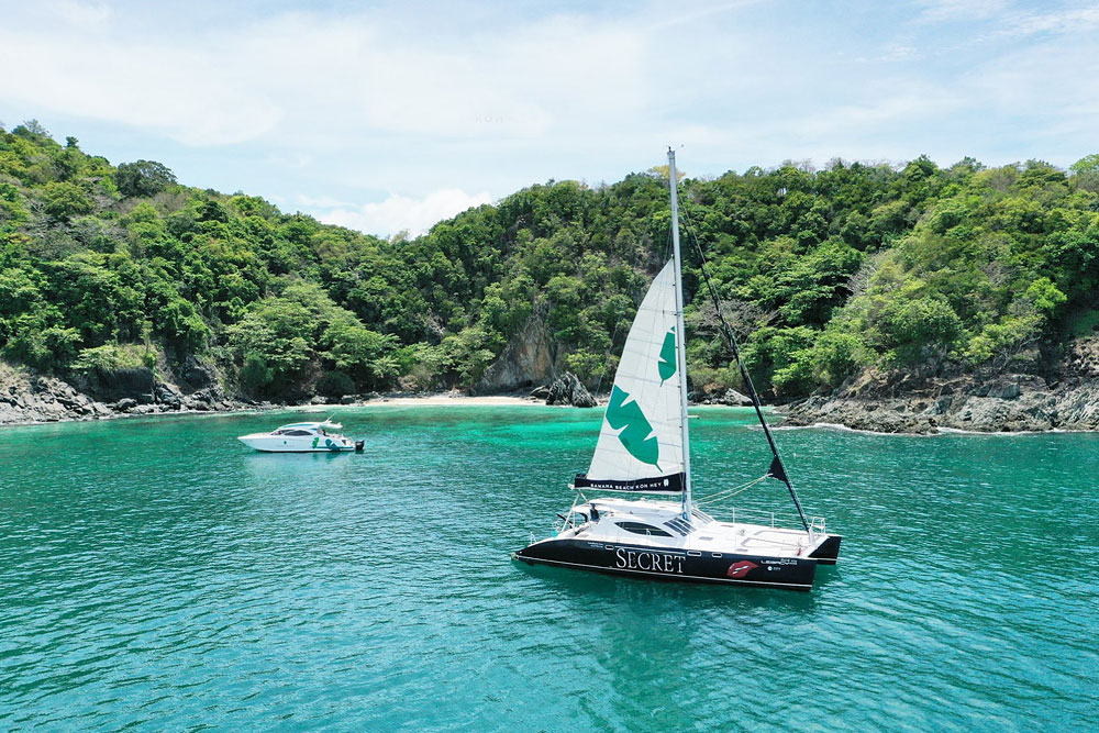 ทัวร์บานาน่าบีช เกาะเฮ โดยเรือเร็วสปีดโบ๊ทหรือเรือใบคาตามาราน แบบจอยทัวร์ 