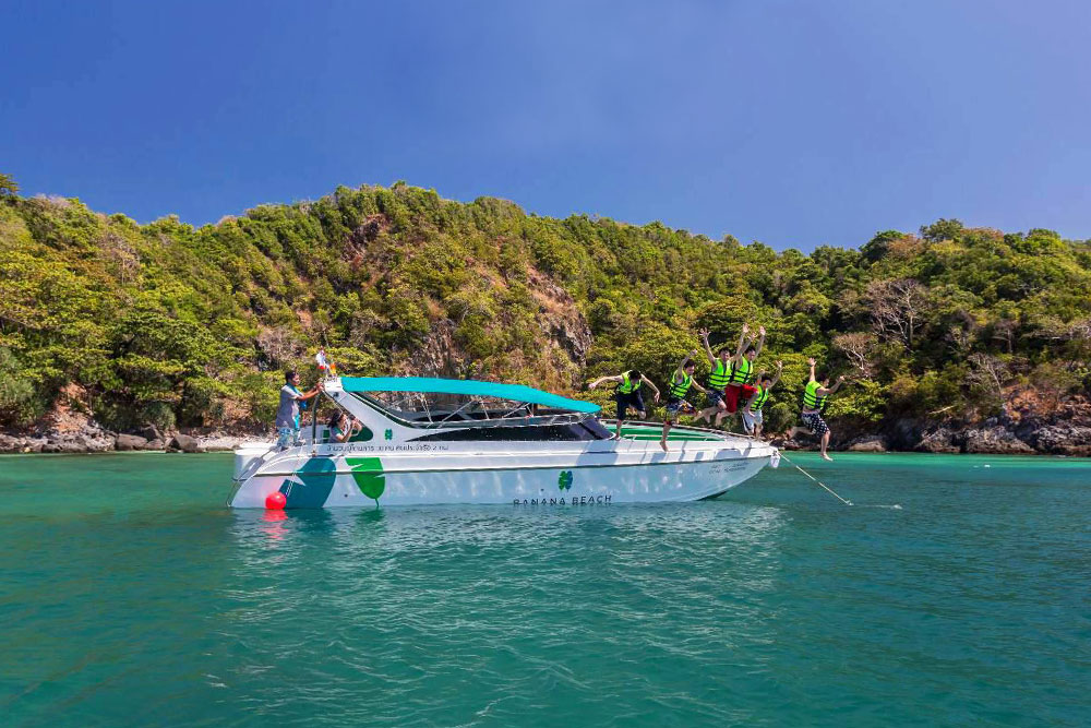 ทัวร์บานาน่าบีช เกาะเฮ โดยเรือเร็วสปีดโบ๊ทหรือเรือใบคาตามาราน แบบจอยทัวร์ 