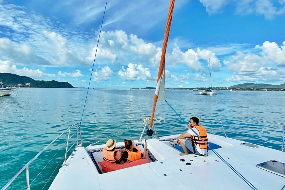 ทัวร์ล่องเรือใบเกาะไม้ท่อน เกาะเฮ